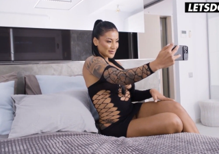 Em gái dâm đãng nhờ anh nhân viên dọn dẹp quay phim cho rồi gạ địt